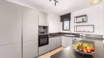 Refrigerador, microondas, horno, placa de cocina