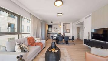 Televisión, oficina