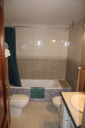 Hårføner, bidé, håndklær og såpe