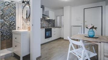 Een koelkast, een microgolfoven, een oven, een kookplaat