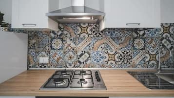 Køleskab, mikrobølgeovn, ovn, kogeplade