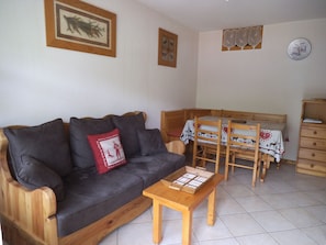 TV - Charming Studio, Village Center, South Terrace, Near Ski Pistes, Sleeps 4 (Le Grand-Bornand)