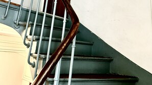 Un escalier avec des rampes en métal et des marches en bois.