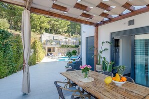 Outdoor dining - Villa Blue Sky, heated pool, jacuzzi, breakfast (Podstrana)