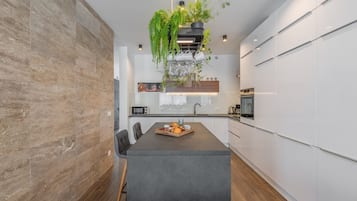 Kühlschrank, Mikrowelle, Ofen, Geschirrspüler