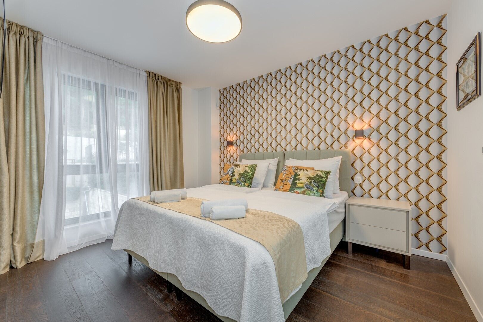 4 bedrooms, iron/ironing board, WiFi, bed sheets