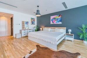 1 quarto, ferros/tábuas de passar roupa, roupa de cama