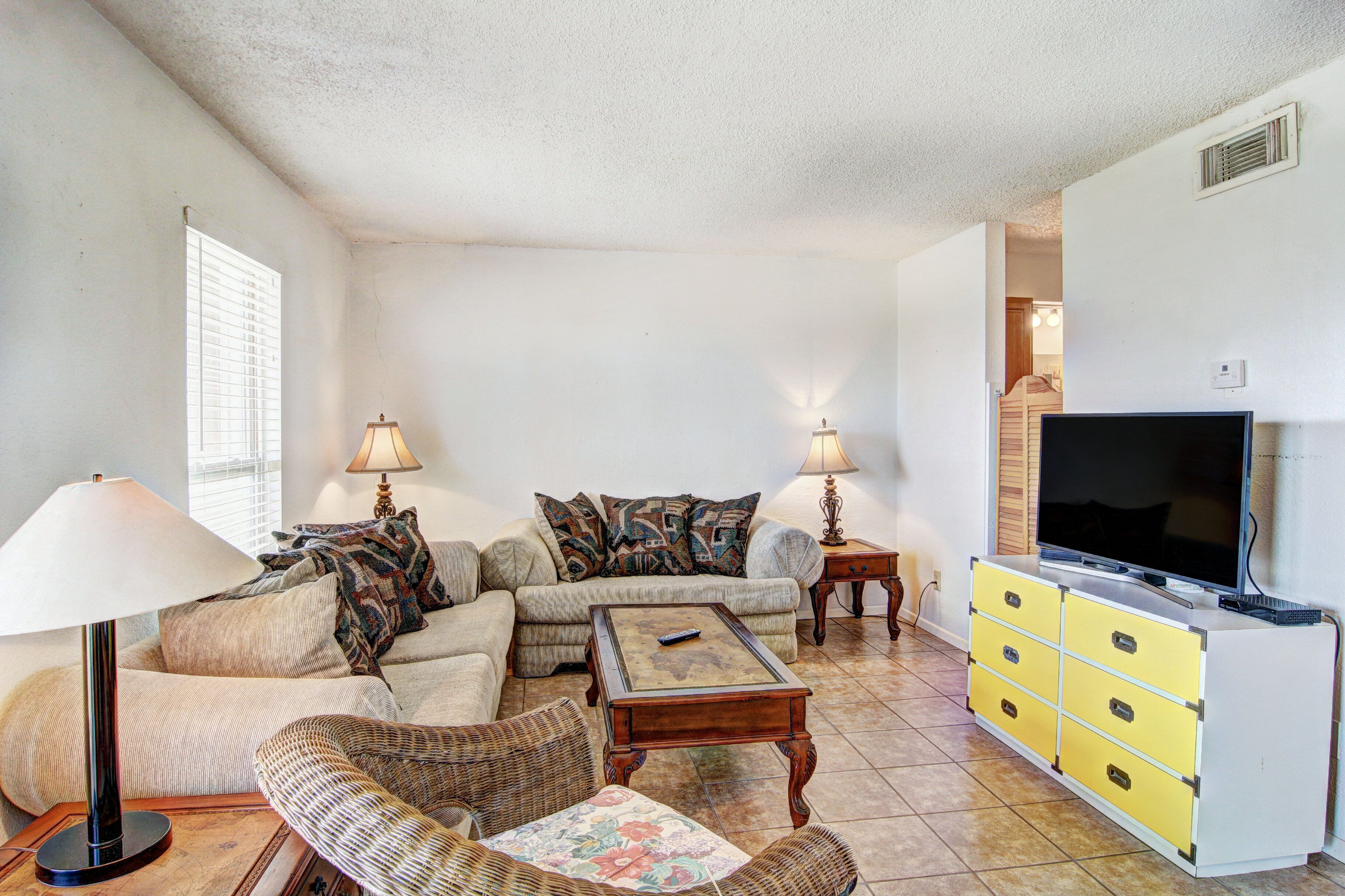 Port A condo. Sleeps 5, fishing pier, boat slip rentals,  and tennis courts