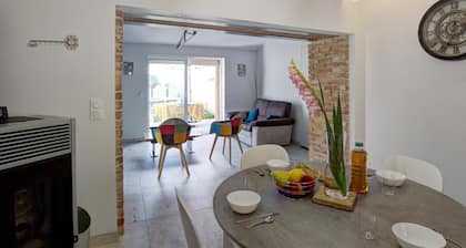 Gßte confort à Balbigny : 2 chambres, terrasse, jeux, équipements modernes, charges incluses