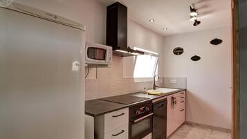 Een koelkast, een microgolfoven, een vaatwasser