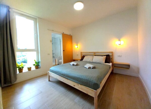 1 makuuhuone, työpöytä, silitysrauta/-lauta, vauvan matkasänky