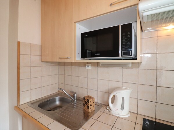 Fridge, dishwasher, coffee/tea maker, toaster