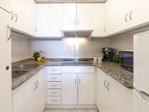 Kjøleskap, mikrobølgeovn, ovn og kaffetrakter/tekoker