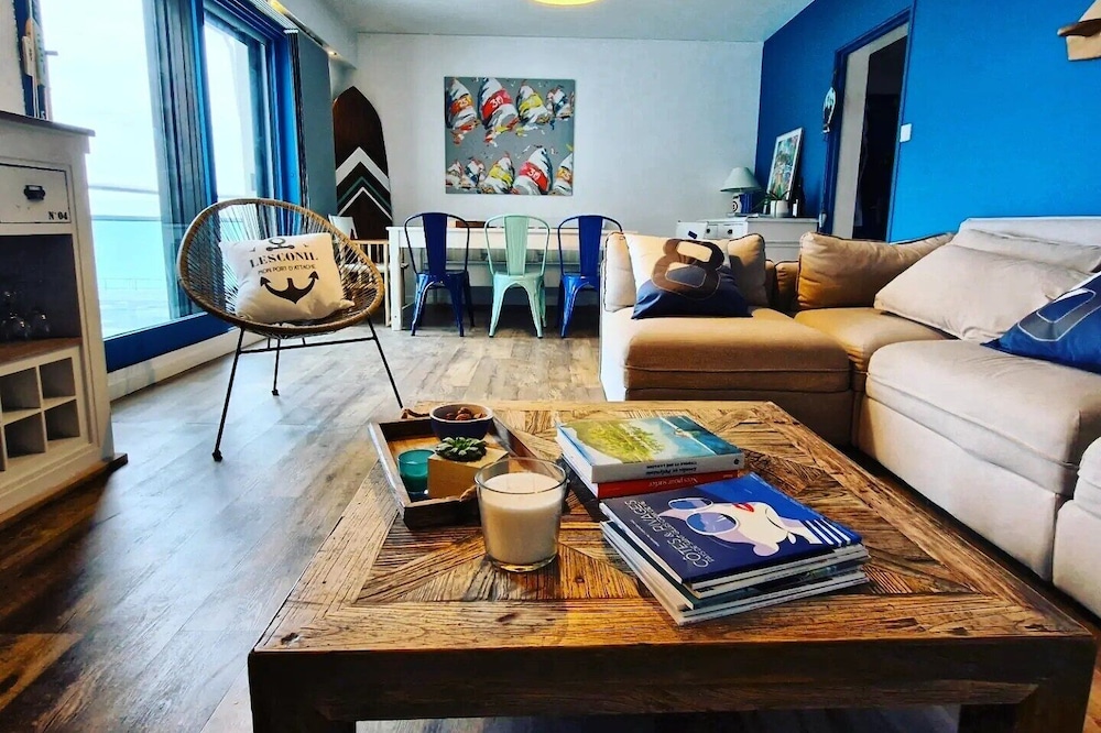 Exceptional location, sea view, swimming pool, direct access to the beach.