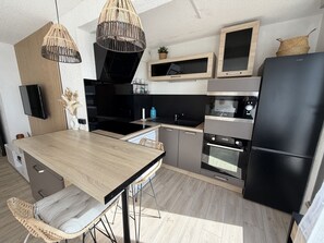 Jääkaappi, mikroaaltouuni, uuni, liesi