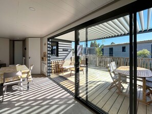 Outdoor dining - Luxurious Chalet with Heated Pool, Near Beach, 6 Guests, Free WiFi (Jullouville)