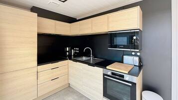 Een koelkast, een microgolfoven, een oven, een kookplaat