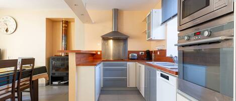 Kylskåp, mikrovågsugn, ugn och kaffe- och tebryggare