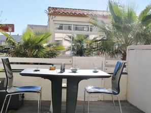 Outdoor dining - Cozy Studio with Pool Access, A/C, and Terrace in Port Ambonne (Cap d'Agde naturisme)