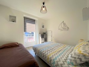 2 bedrooms - Renovated Apartment for 5 in Downtown Perros-Guirec with Balcony and Parking (Perros-Guirec)