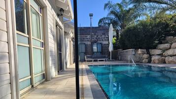 Utomhuspool och uppvärmd pool