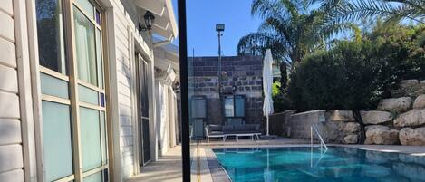 Una piscina al aire libre, una piscina climatizada