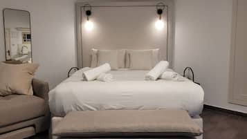 5 bedrooms, desk, laptop workspace