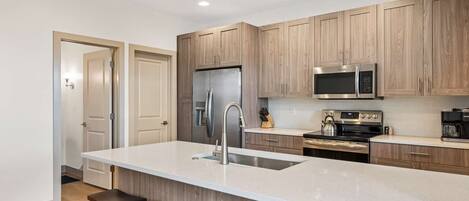 Townhome, 3 Bedrooms | Private kitchen | Fridge, oven, coffee/tea maker, toaster