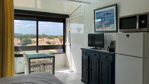 Interior - Charming Studio for 4 with Pool Access, AC, and Parking - Close to Amenities (Cap d'Agde naturisme)