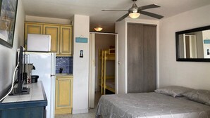 Room - Charming Studio for 4 with Pool Access, AC, and Parking - Close to Amenities (Cap d'Agde naturisme)