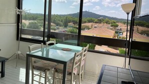 Dining - Charming Studio for 4 with Pool Access, AC, and Parking - Close to Amenities (Cap d'Agde naturisme)