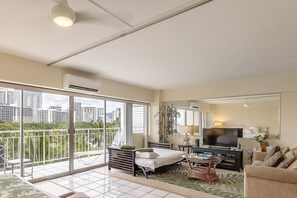 TV - Enjoy beaches, Gorgeous sunset at Waikiki Shore 0612 w/ nearby parking (Honolulu)