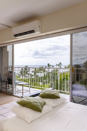 1 bedroom, iron/ironing board, WiFi, bed sheets - Enjoy beaches, Gorgeous sunset at Waikiki Shore 0612 w/ nearby parking (Honolulu)