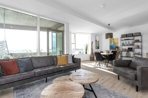 TV, offices - Spacious 3BR apartment with 2 bathrooms (Reykjavík)