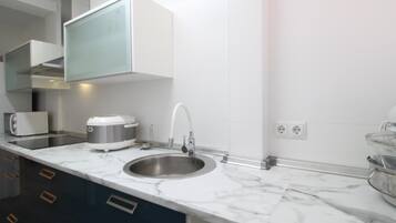 Een koelkast, een magnetron, een koffiezetapparaat/waterkoker