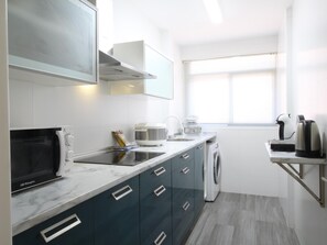 Kühlschrank, Mikrowelle, Wasserkocher mit Kaffee-/Teezubehör, Toaster