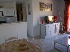Dining - **Climatisé, Piscine, BBQ, Parking – Accueil 6 Personnes** (Cap d'Agde)