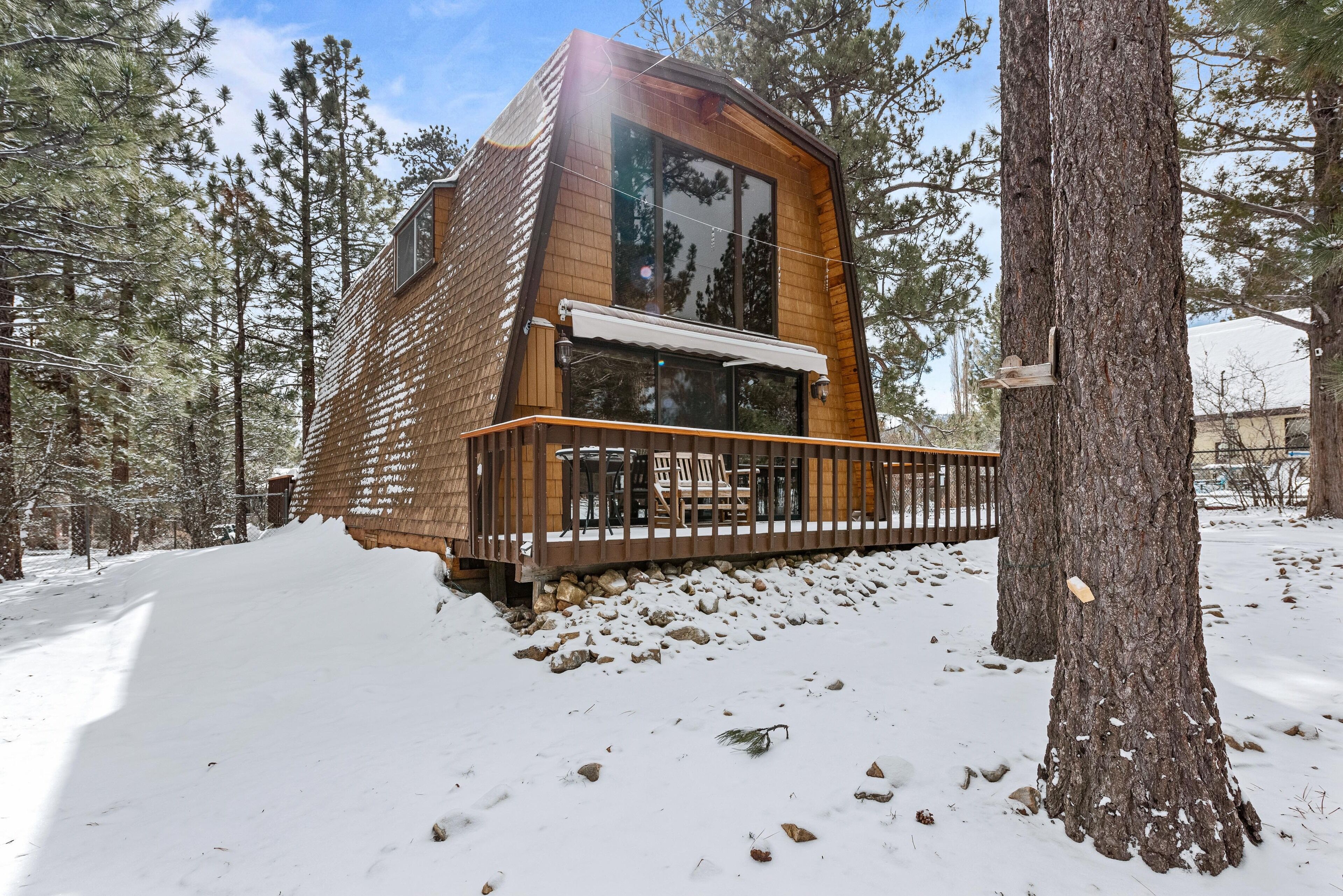 Charming and cozy cabin with fireplace and dining deck, close to Big Bear!