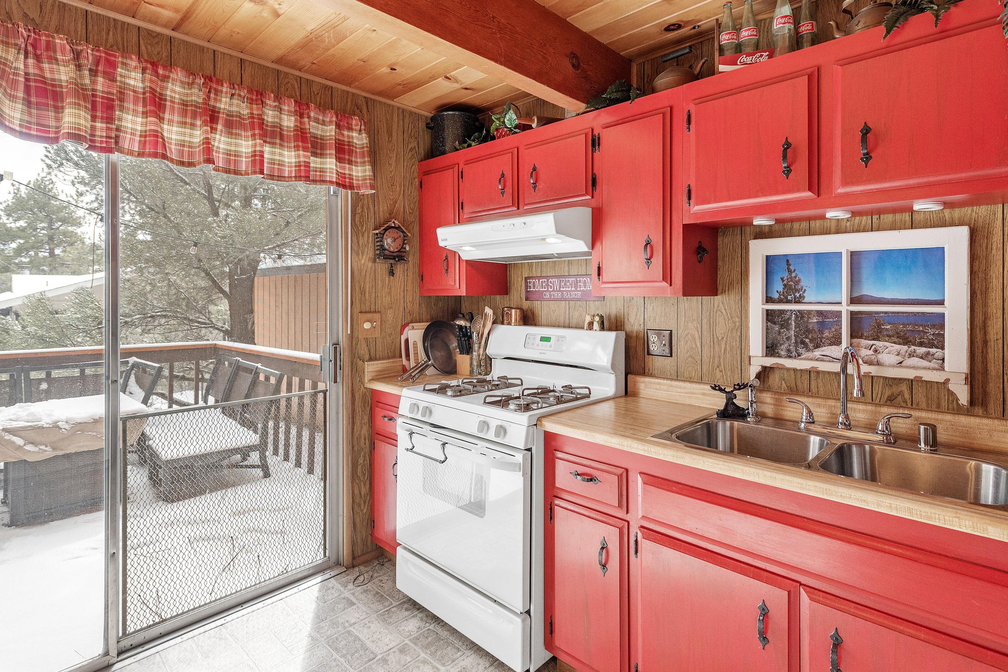 Charming and cozy cabin with fireplace and dining deck, close to Big Bear!