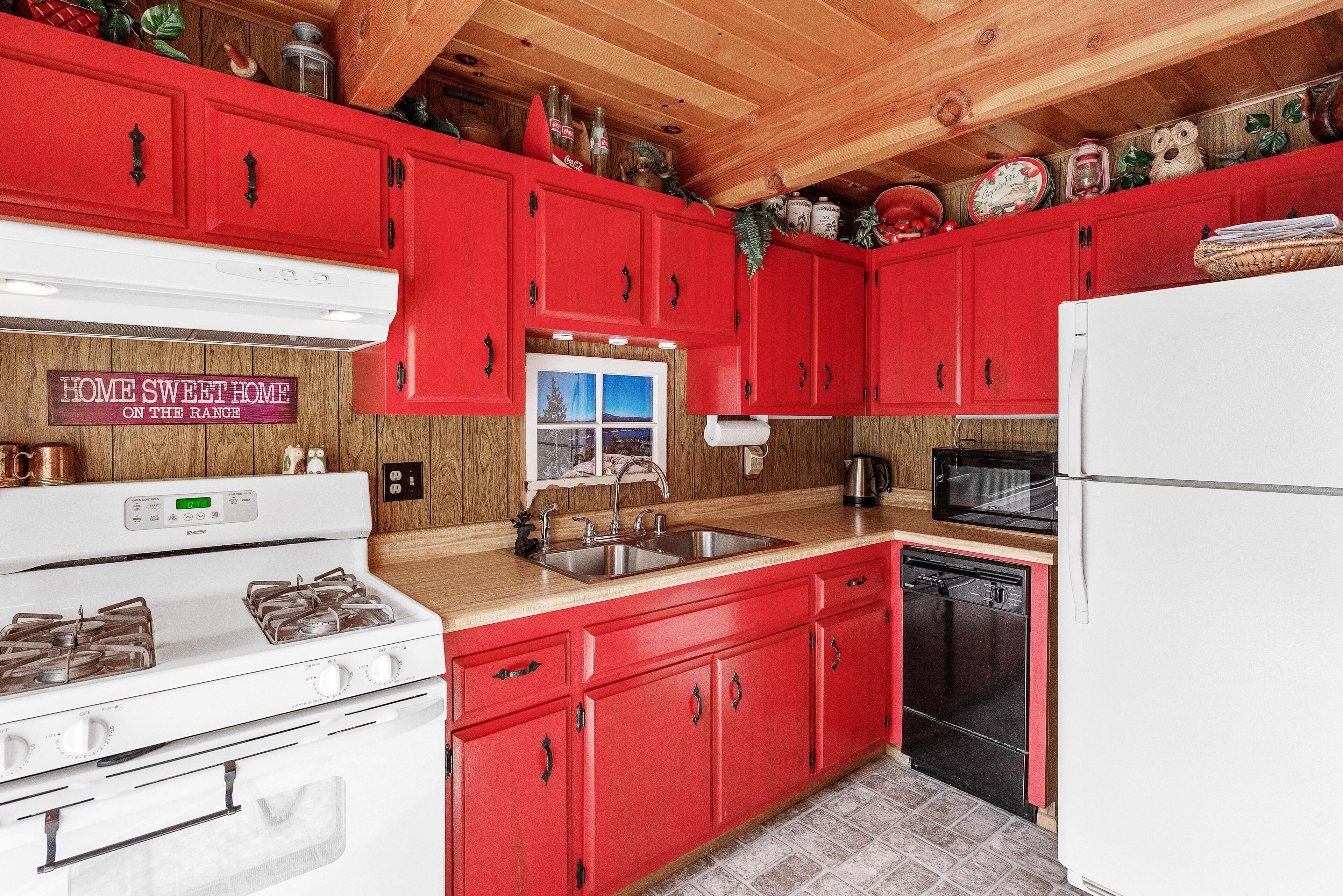 Charming and cozy cabin with fireplace and dining deck, close to Big Bear!