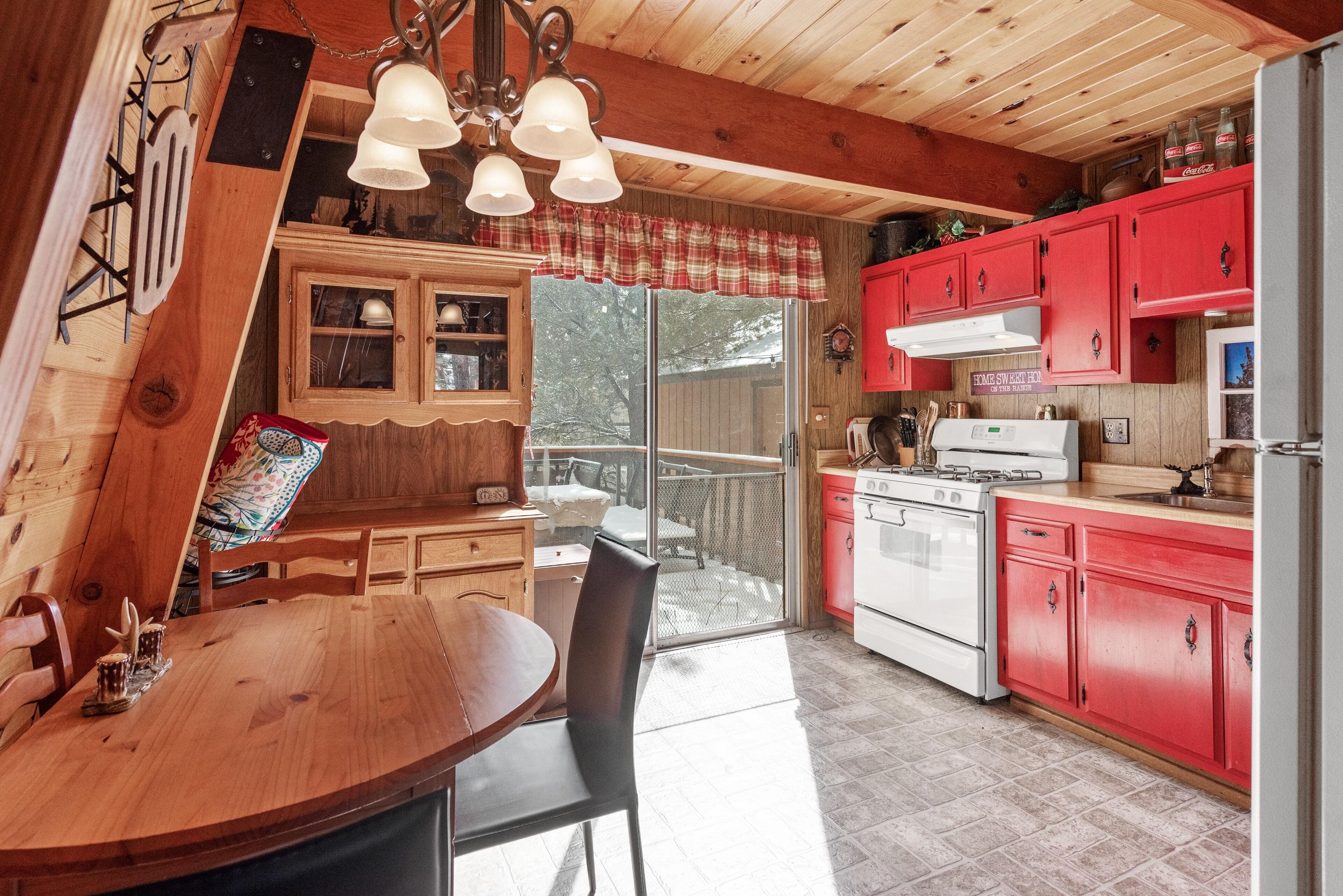 Charming and cozy cabin with fireplace and dining deck, close to Big Bear!