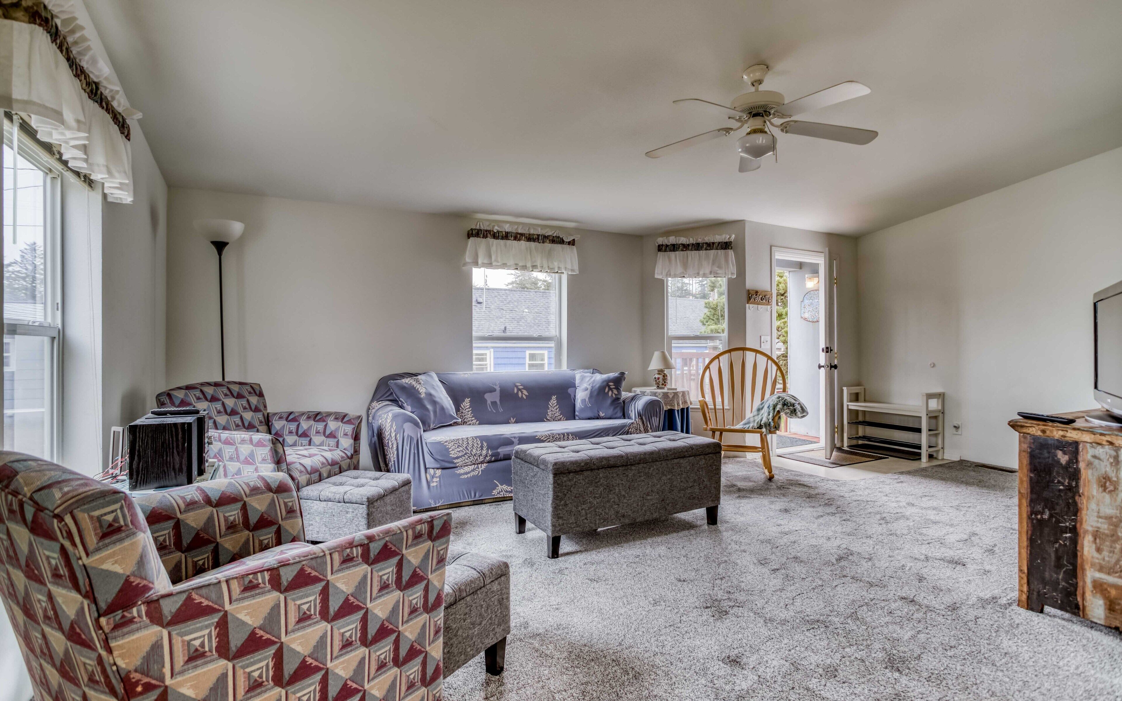 Cozy Pacific City Home with Spacious Living Room is Near Restaurants and Beach!