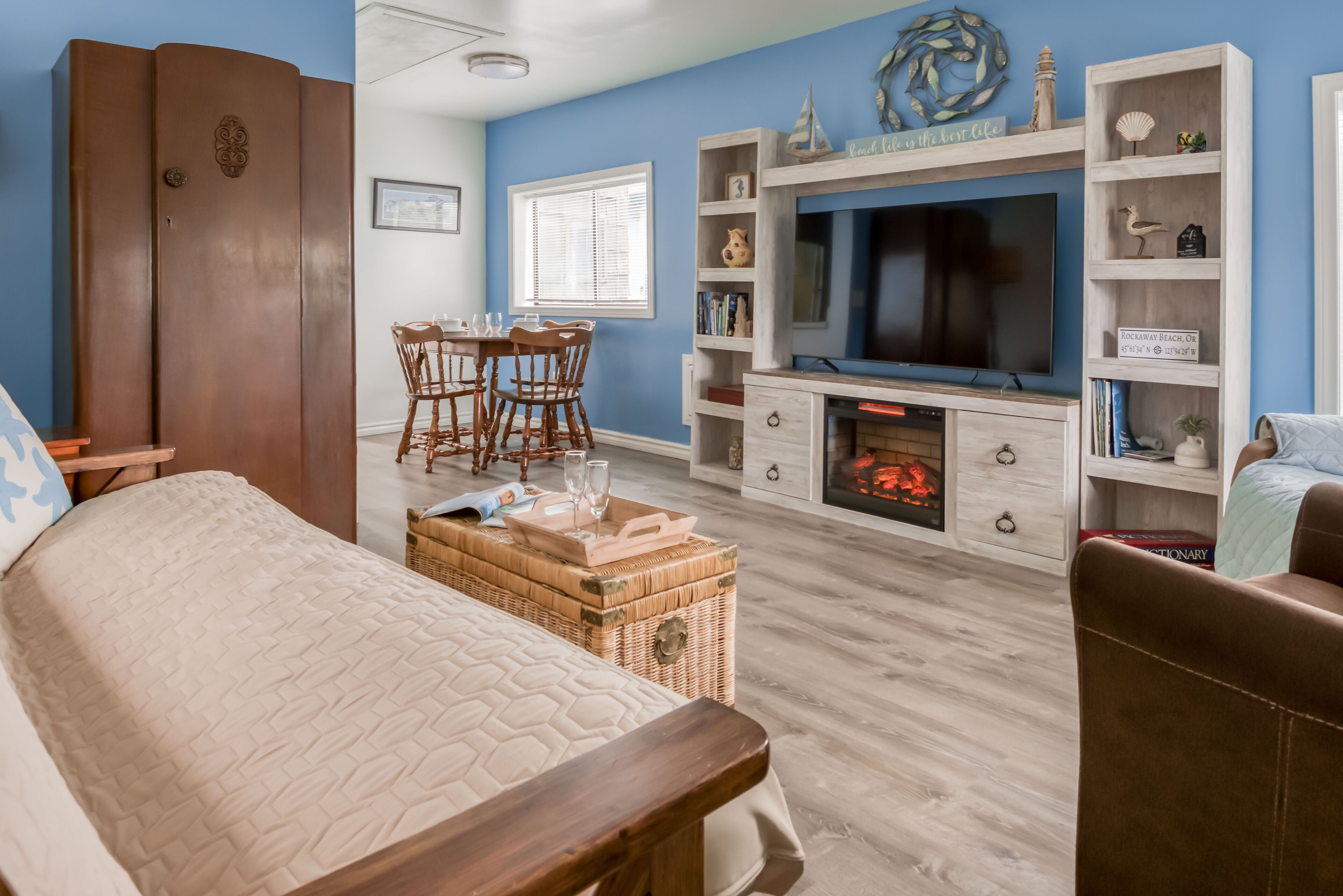 Comfy and Adorable, Dog Friendly Cottage is Near Town and Rockaway Beach!