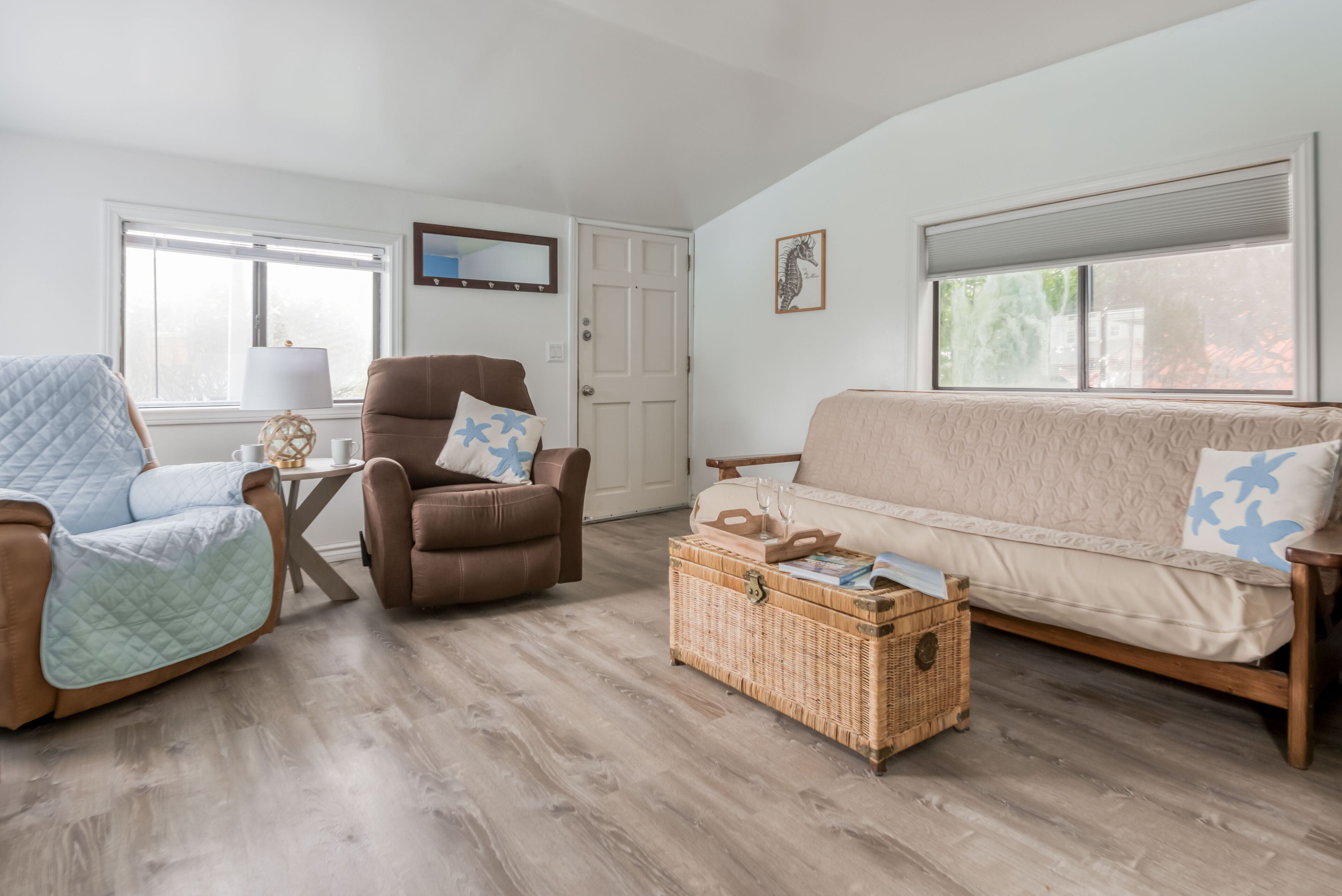 Comfy and Adorable, Dog Friendly Cottage is Near Town and Rockaway Beach!