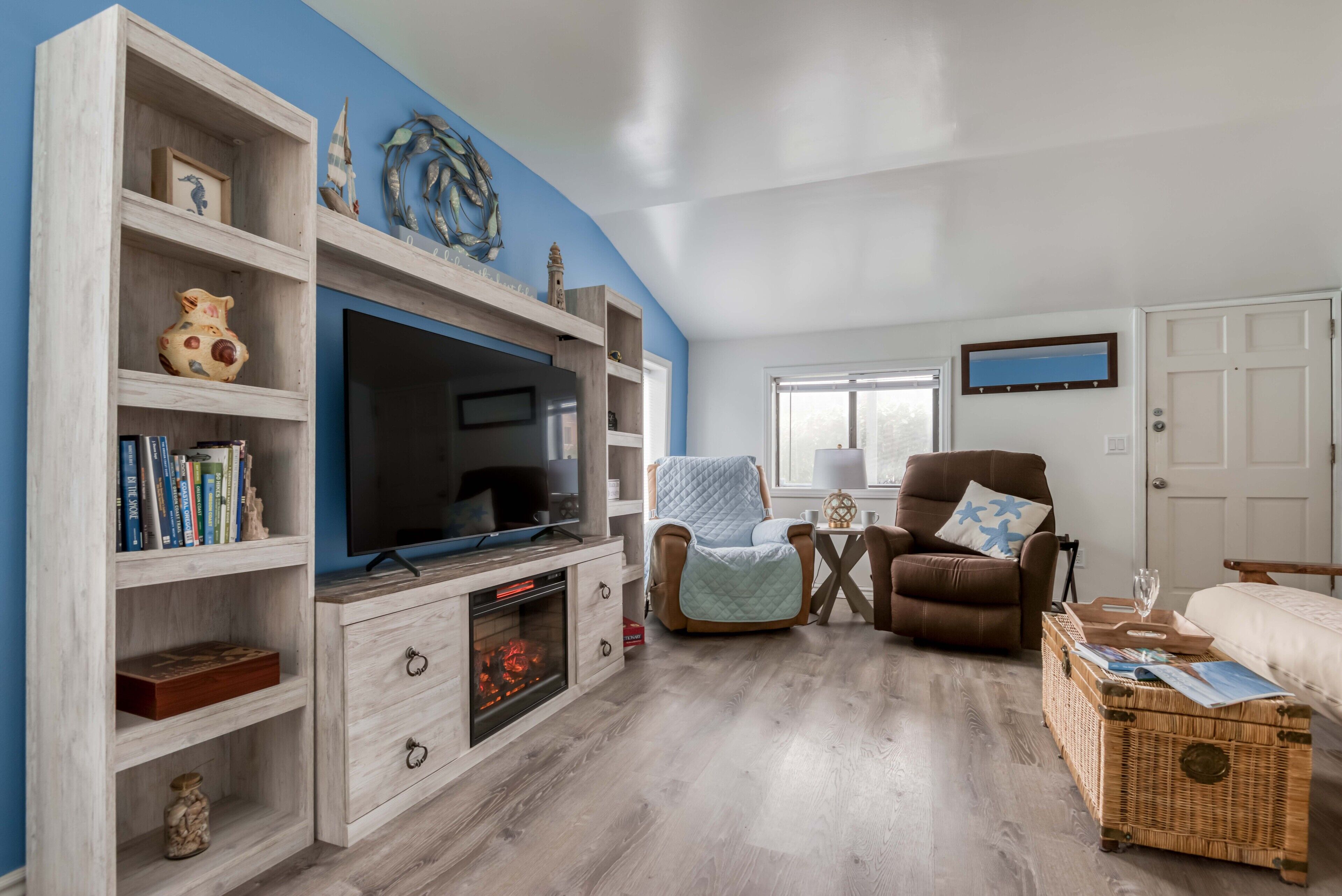 Comfy and Adorable, Dog Friendly Cottage is Near Town and Rockaway Beach!