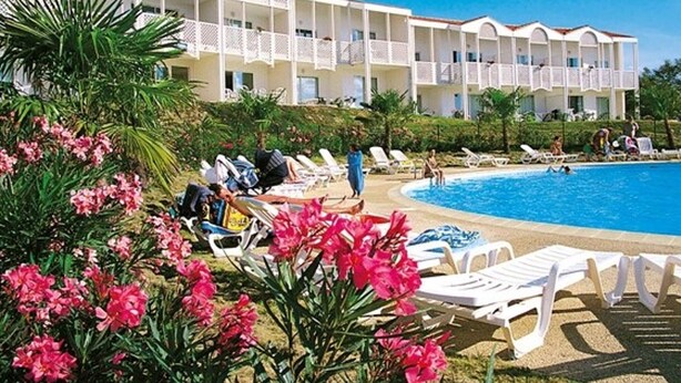 A hotel with a pool area, sun loungers, and a building with balconies. - Ground floor apartment, 4 people, pool, beach 200 m, wifi (Fouras)