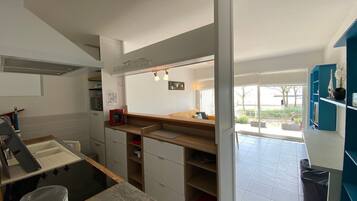 Réfrigérateur, micro-ondes, four, plaque de cuisson