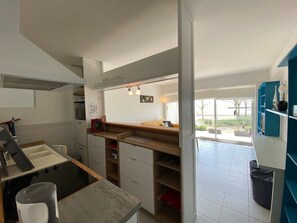 Frigorífico, microondas, horno y placa de cocina