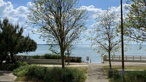 A pathway leading to a waterfront area with trees and a lamp post. - Ground floor apartment, 4 people, pool, beach 200 m, wifi (Fouras)