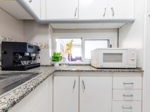 Réfrigérateur, micro-ondes, cafetière/bouilloire